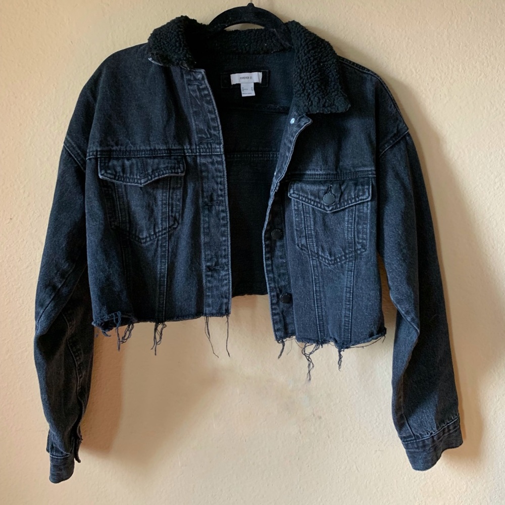 Black cropped denim jacket with fleece collar